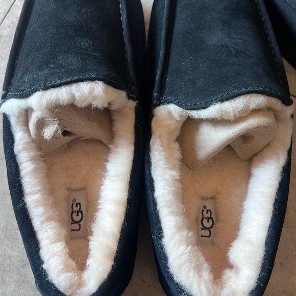 New in box!! UGG Men's Black and Cream Loafers SIZE 11 - Picture 3 of 4
